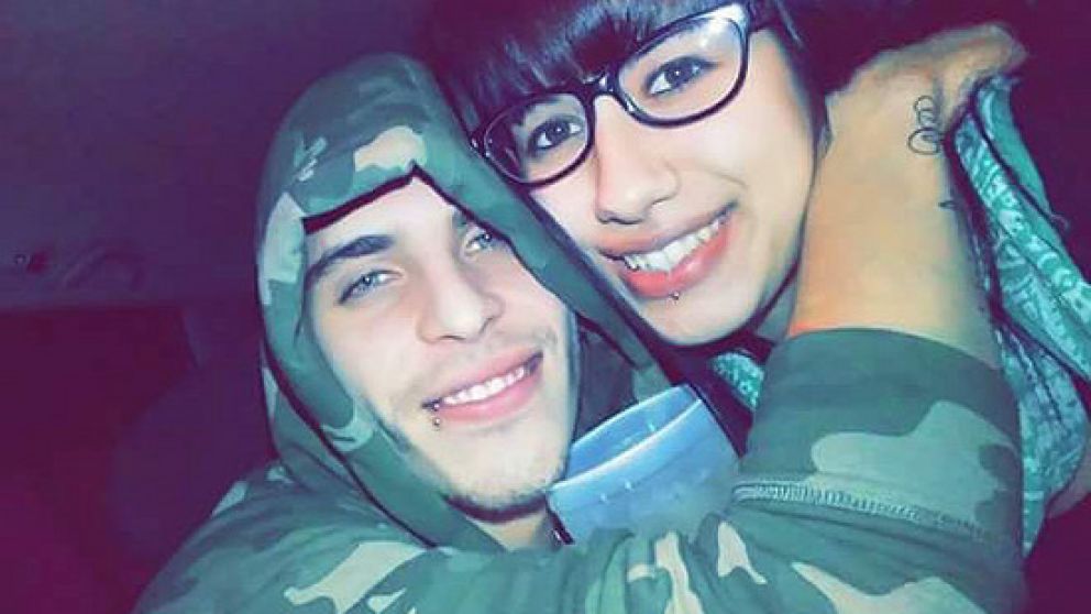 Los jóvenes sonriendo previo al pacto suicida. (Facebook)