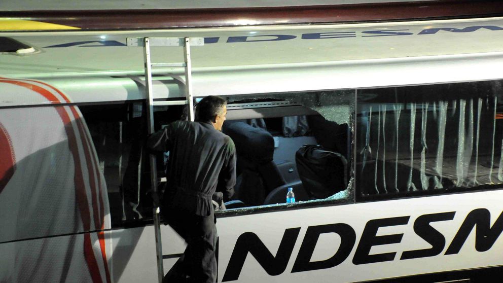 Así llegó el micro a Lanús (DyN)