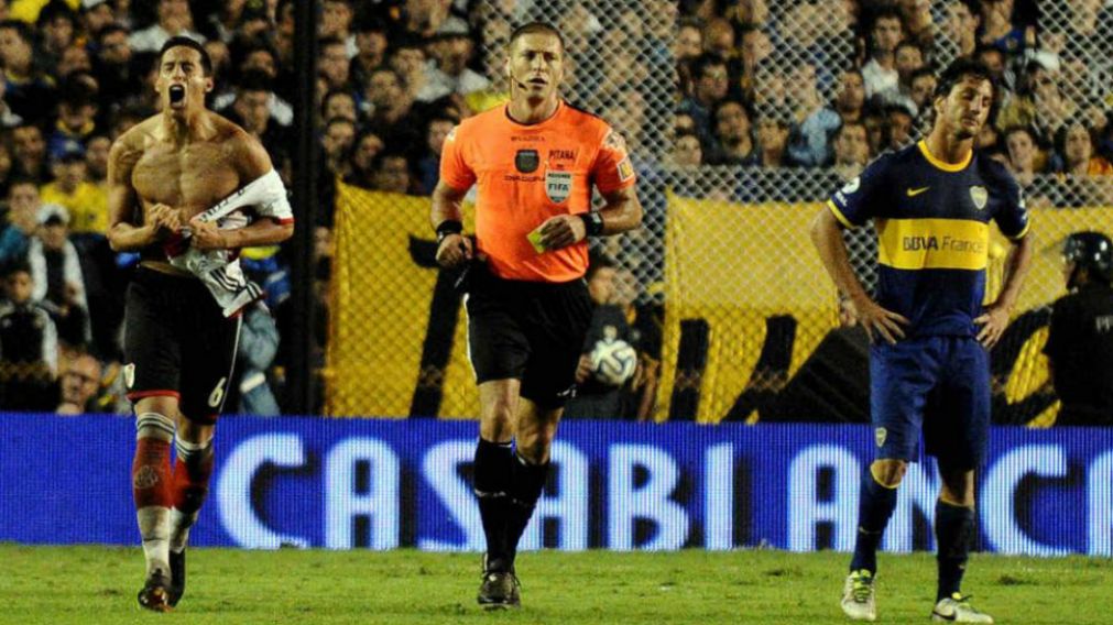 El único y polémico antecedente de Pitana en un Superclásico