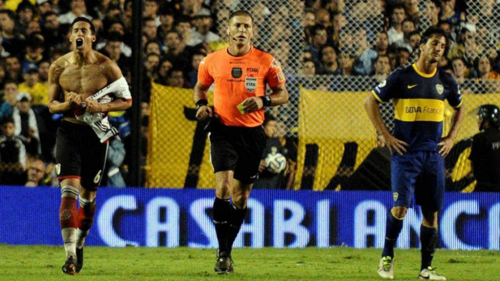 El único y polémico antecedente de Pitana en un Superclásico