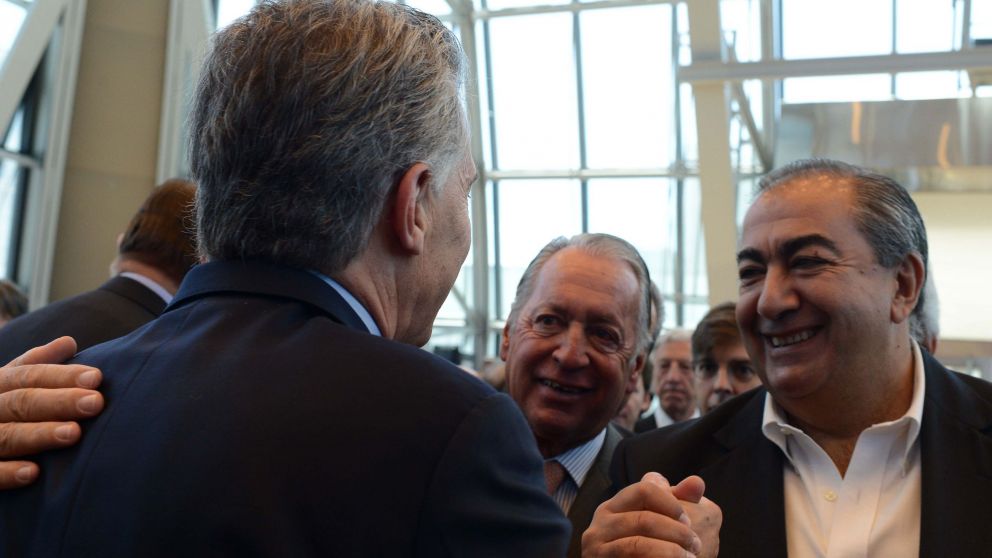 Héctor Dáer, del triunvirato de la CGT, saluda al presidente.