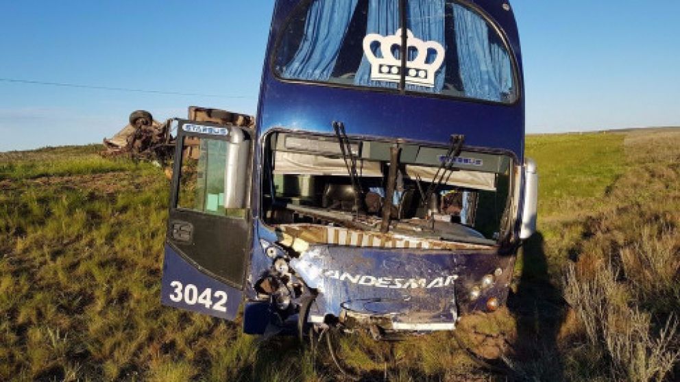 Así quedó el micro en donde viajaban los estudiantes.