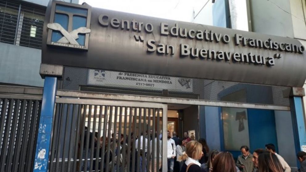 La escuela se desentendió del video.