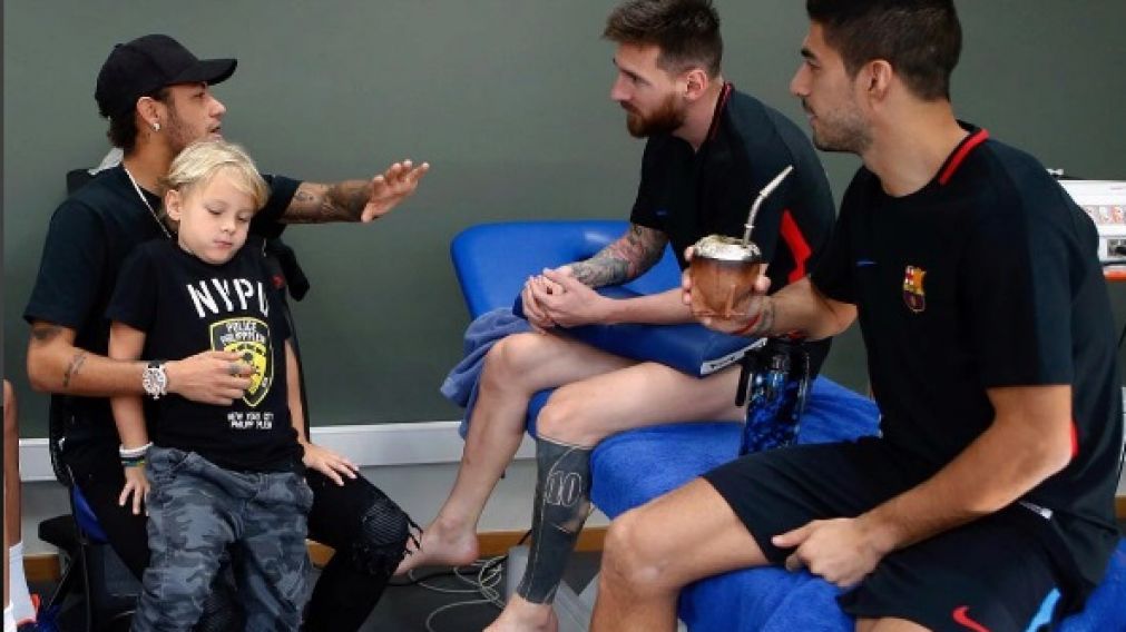 El trío goleador reunido en el vestuario del Barça. (@NeymarJr)