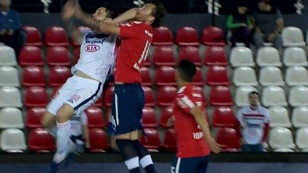 El preciso momento del terrible codazo. 