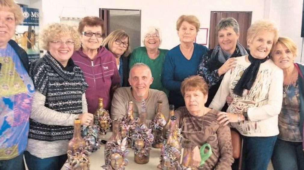 El seminario de decoración de botellas fue todo un éxito.