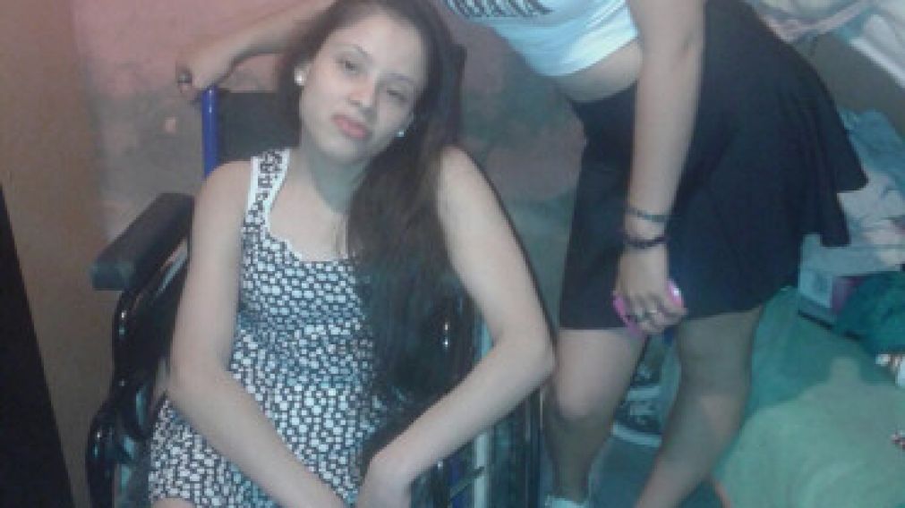 La joven tiene 18 años y debe operarse lo antes posible.