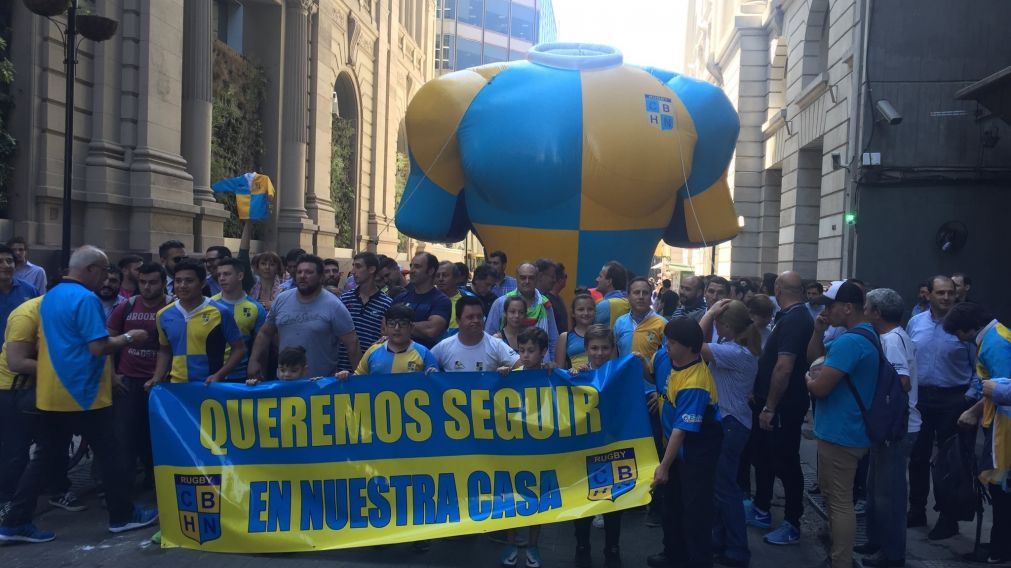 La gente del rugby march� a la casa central de la entidad bancaria.