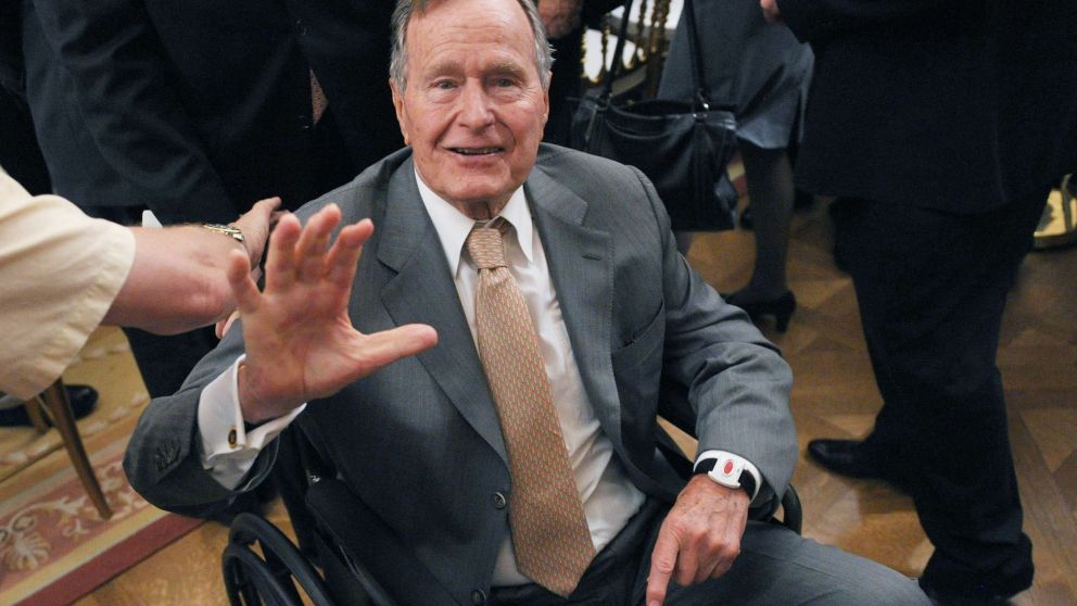 George Bush padre acusado de sobrepasarse con una actriz (AFP).