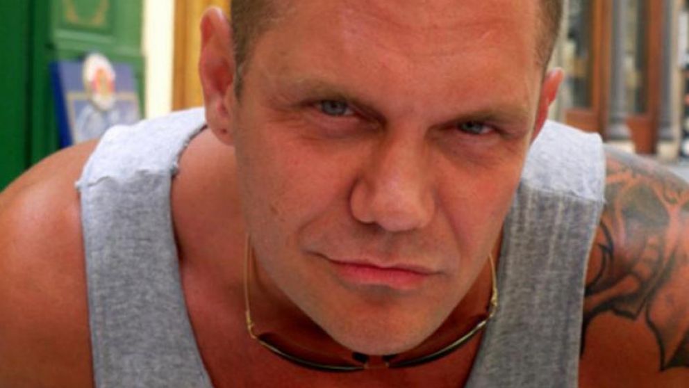 Actor porno fue al médico por dolor de oído y acabó "en bolas"