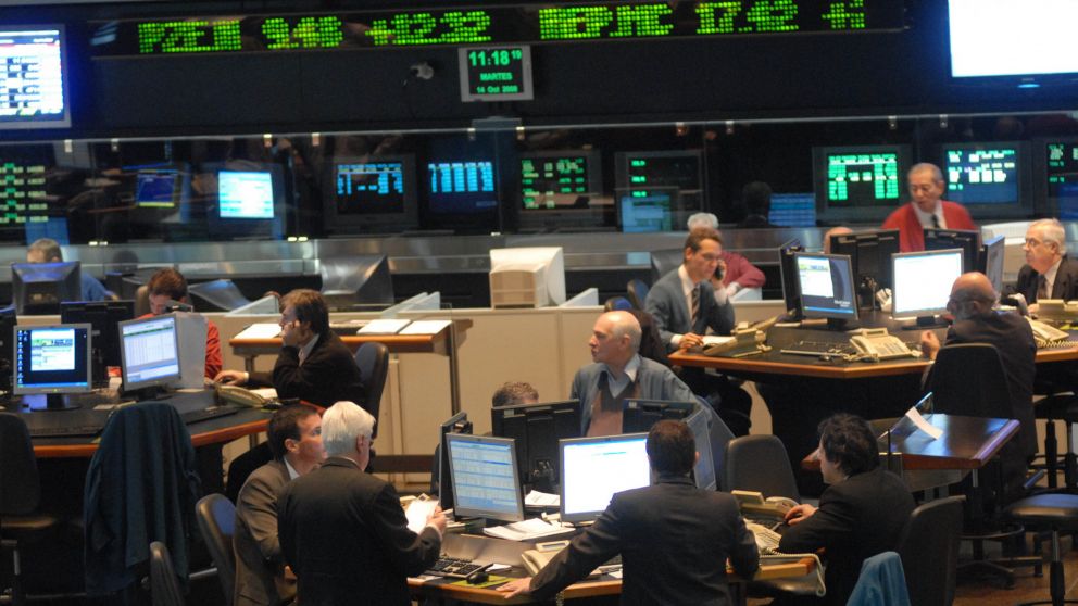 Las acciones de la bolsa alcanzaron su máximo histórico y cayó el Riesgo País