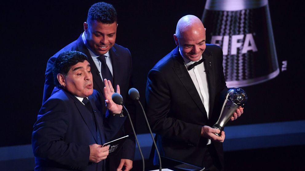 En Londres, Maradona participó de la entrega de premios a los mejores jugadores de la FIFA (AFP)
