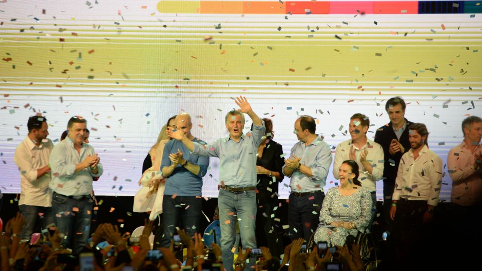 Macri, en pleno baile tras la victoria electoral (Nahuel Ventura - Crónica).