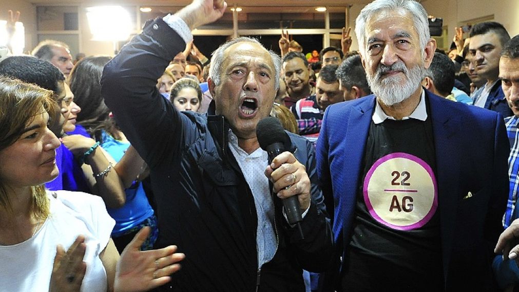 Euforico festejo de los hermanos Adolfo y Alberto Rodr�guez, que mantuvieron el liderazgo en la provincia. 