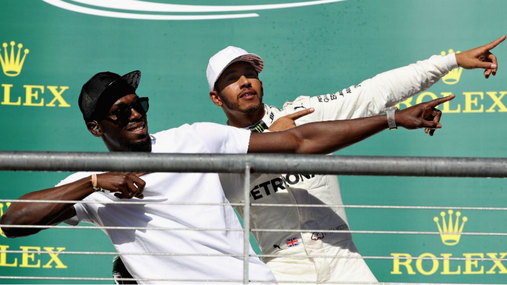 Hamilton celebró junto al jamaiquino Usain Bolt en el podio (AFP).