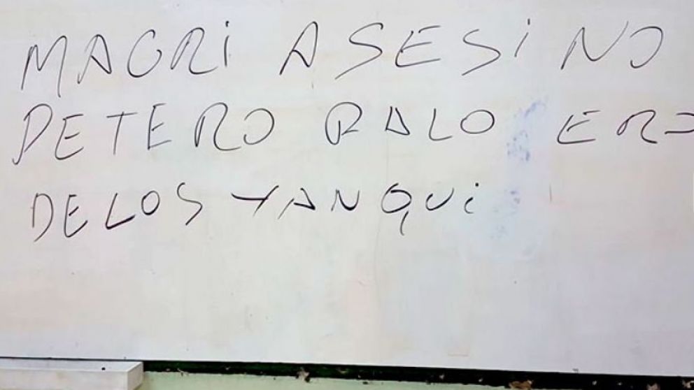 Fuerte mensaje contra Macri en un pizarrón