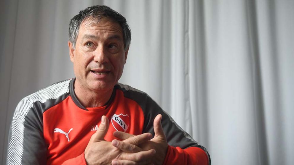 Holan, víctima de una costumbre. Presionado por "matones" del fútbol argentino. (Crónica-Rubén Paedes)