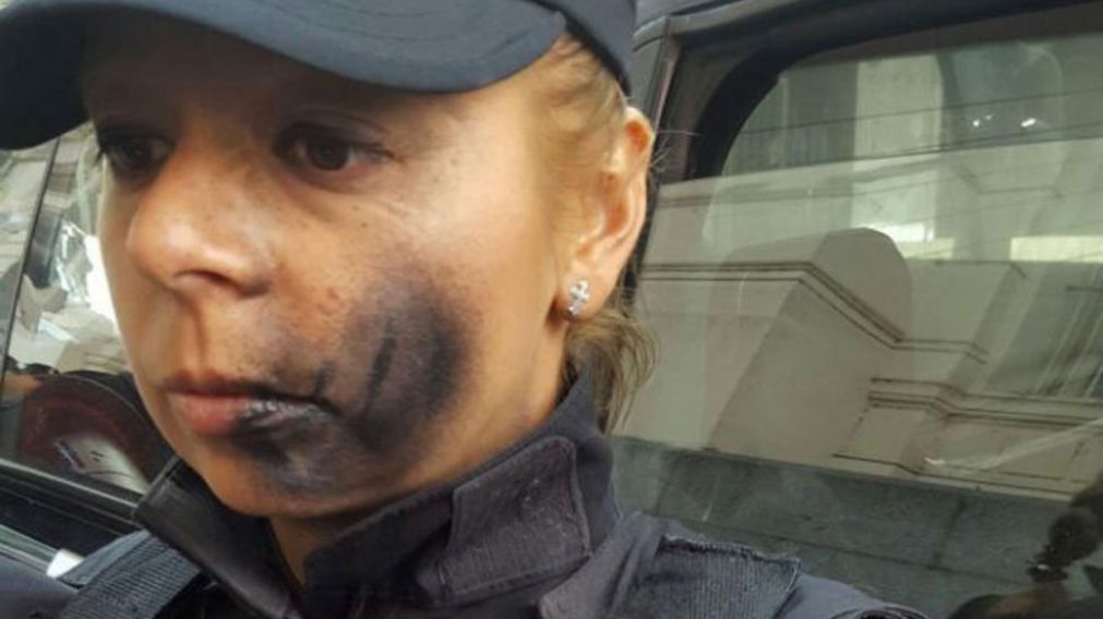 Pint� con aerosol a mujer polic�a en morgue judicial