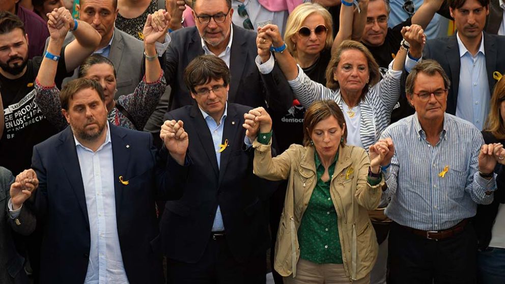 El presidente regional Puigdemont, al frente de la movilización. (AFP)