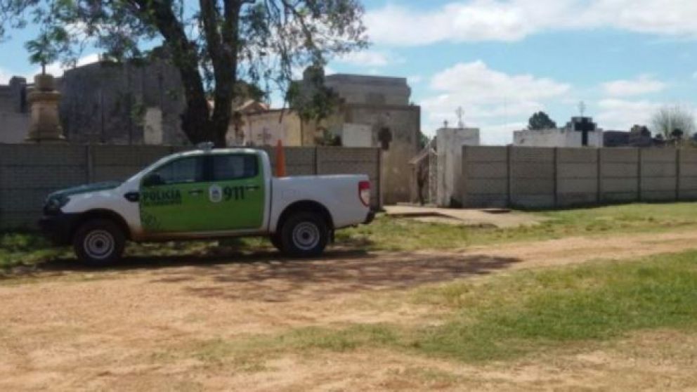 La policía encontró el cuerpo en las inmediaciones del cementerio.