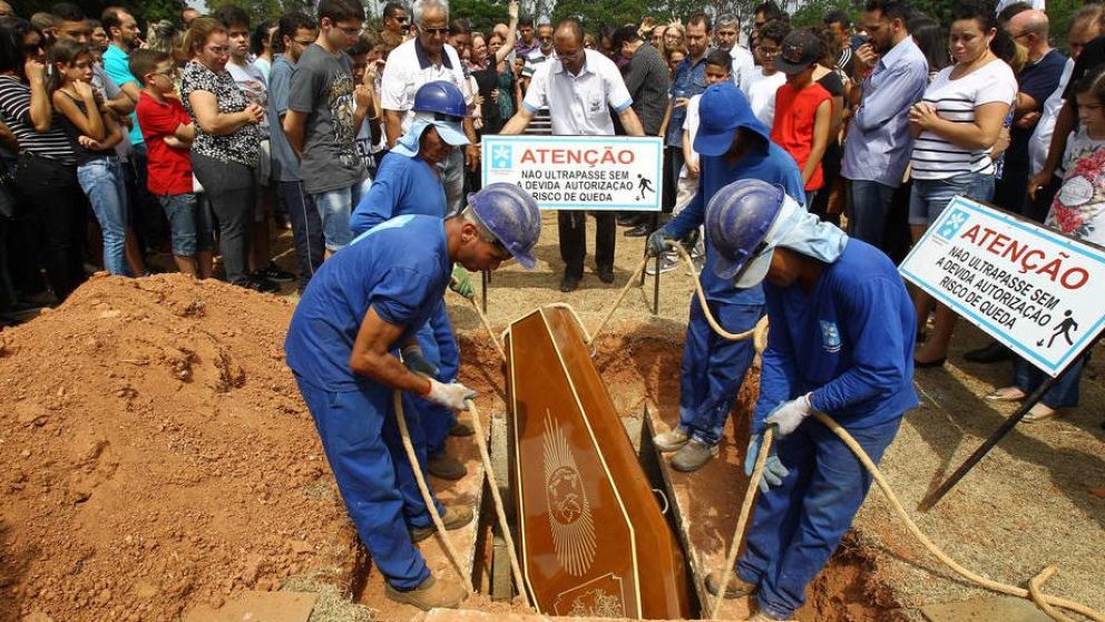 Las familias de los niños muertos ya los enterraron.