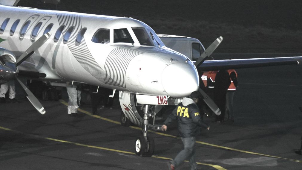 El cuerpo fue trasladado por un avión sanitario. (Crónica-Pablo Villan)