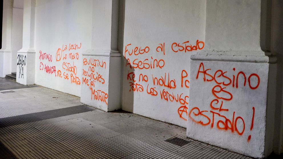 Duros mensajes en las paredes del Cabildo. (J. Moreno/Crónica)