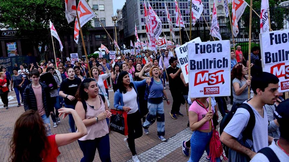 El MST y otras agrupaciones acompa�aron la movilizaci�n convocada para el mi�rcoles y volver�n a hacerlo este jueves. (Cr�nica-Jonatan Moreno)