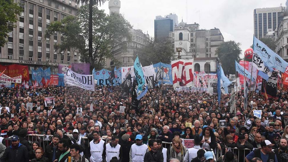 Marcha del 1º de octubre en Plaza de Mayo. Cuando se cumplían dos meses de la desaparición de Santiago. (Pablo Villán-Crónica)