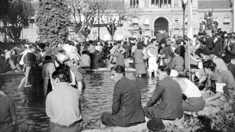 Postal histórica. Manifestantes se refrescaban en la fuente (archivo).