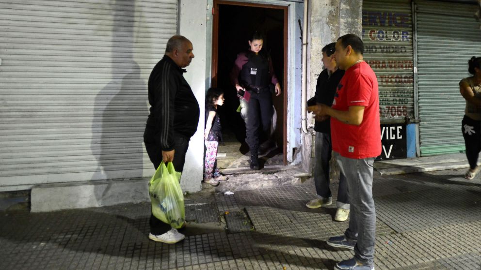 La policía, realizando tareas de rastrillaje dentro de la vivienda (Fernando Pérez Ré-Diario Crónica).