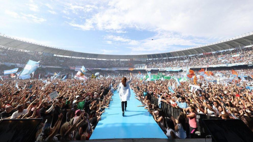 Militantes llenaron el Cilindro para acompañar a CFK (Prensa Unidad Ciudadana).