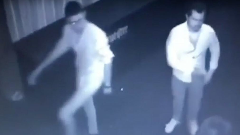 Quiso separarlos de una pelea y lo balearon.