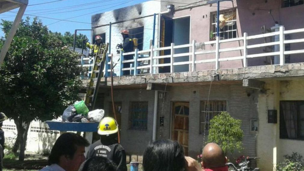 Los bomberos ya lograron apagar el fuego. (lagaceta.com.ar)