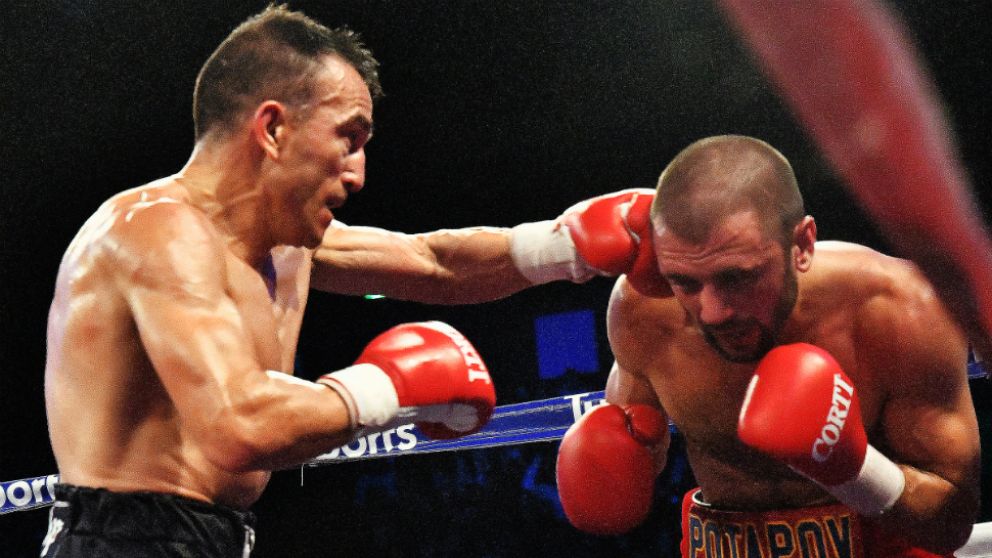 Narvaez conecta un zurdazo sobre Potapov (Télam).