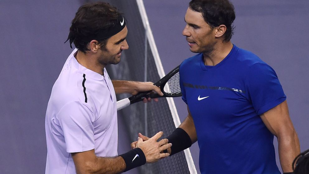 Roger saluda a Rafa, tras vencerlo en la final en China (AFP).