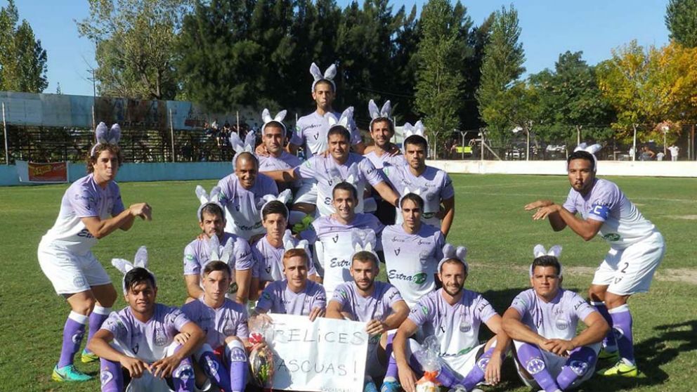El equipo de Sacachispas lució orejas de conejo para celebrar las Pascuas.
