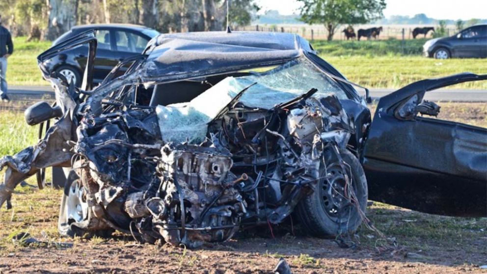 Choque frontal tras cambiarse de carril deja 3 muertos.