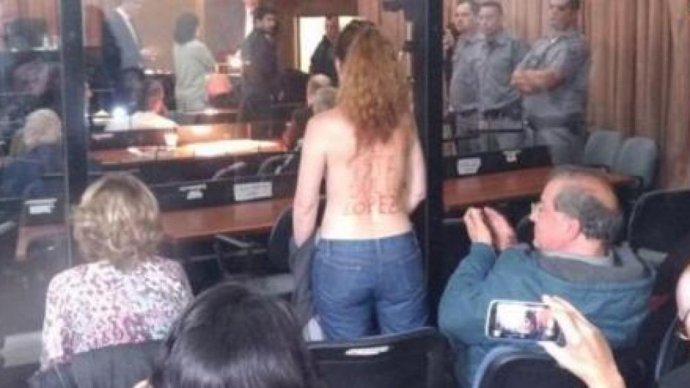 Raquel decidió desnudarse para llevar a cabo su reclamo.