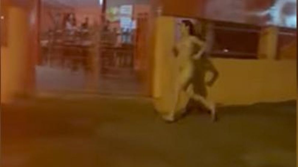 Esta joven dejó todo en el camino para que no le roben sus contraseñas.-