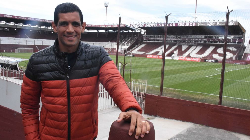 El delantero correntino posa ante la lente de "Cr�nica" en su segundo hogar: La Fortaleza (Pablo Vill�n - Diario Cr�nica)  
