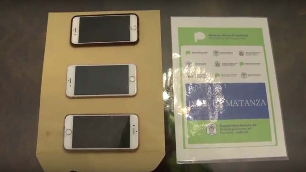 Estos tel�fonos secuestro la polic�a en la casa del joven (Captura de video)