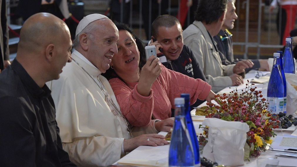 Los presos almorzaron lasagna a la boloñesa junto al papa en Bolonia. (AFP)