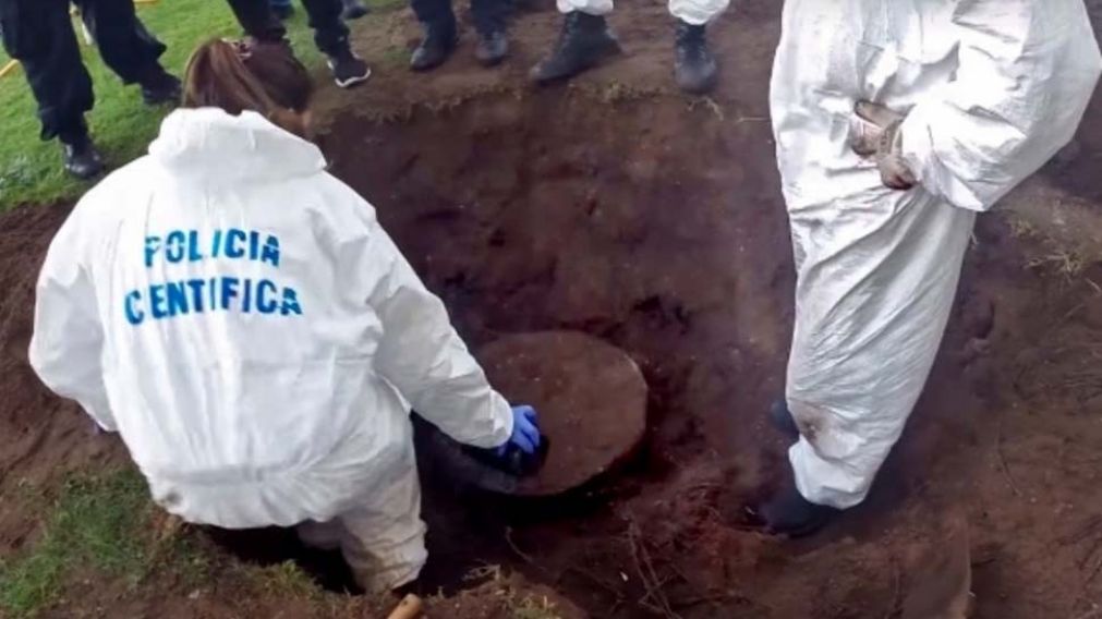 Bajo tierra. Momentos en que la Policía Cintífica encontraba un barril en Pipinas.