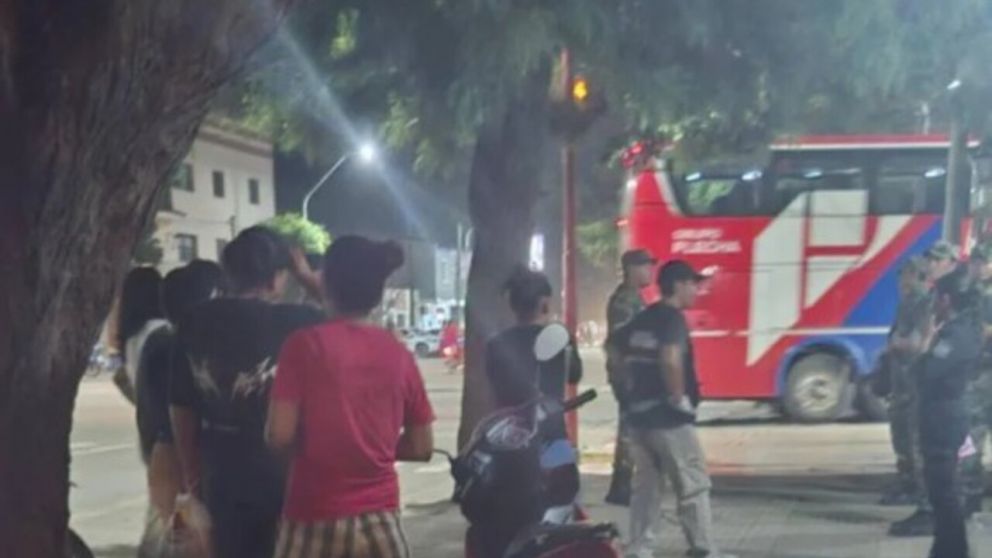 Los familiares de los reclusos fueron a la comisaría a pedir que se investigue la situación (NA).