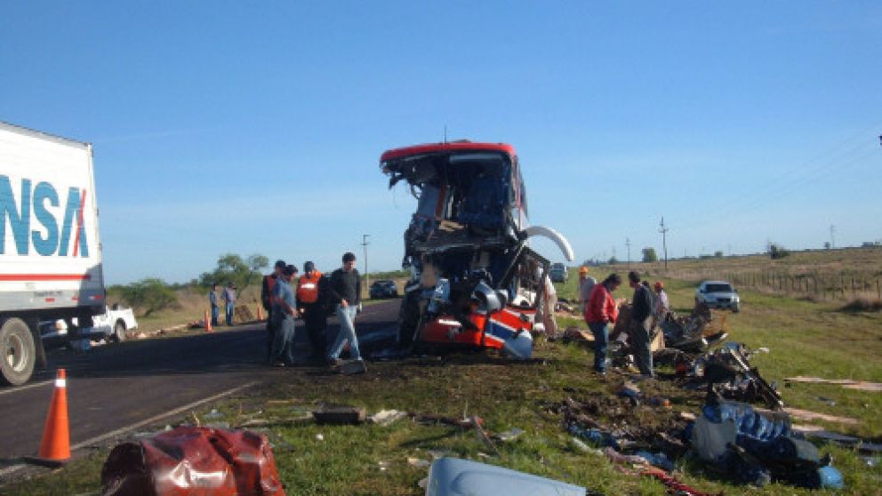 En ese choque murieron un docente y nueve alumnos.