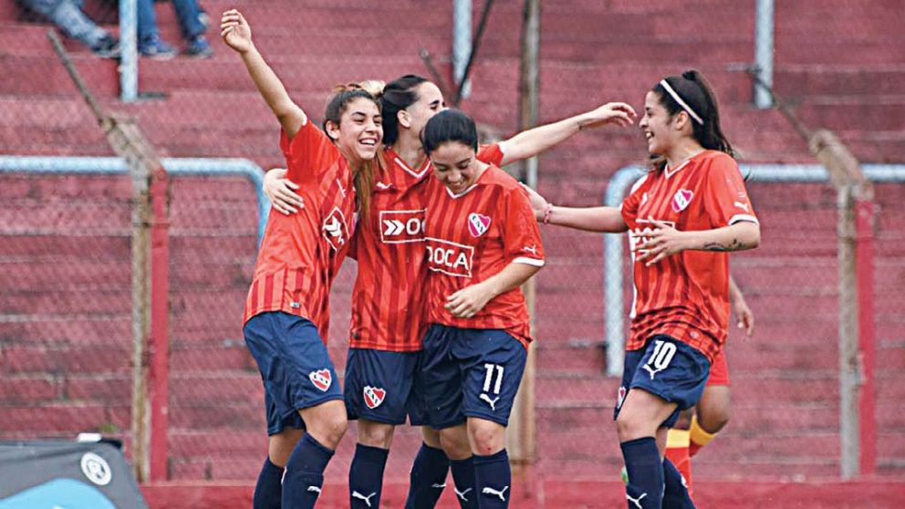 Las jugadoras de Independiente festejan uno de sus seis tantos ante Español.