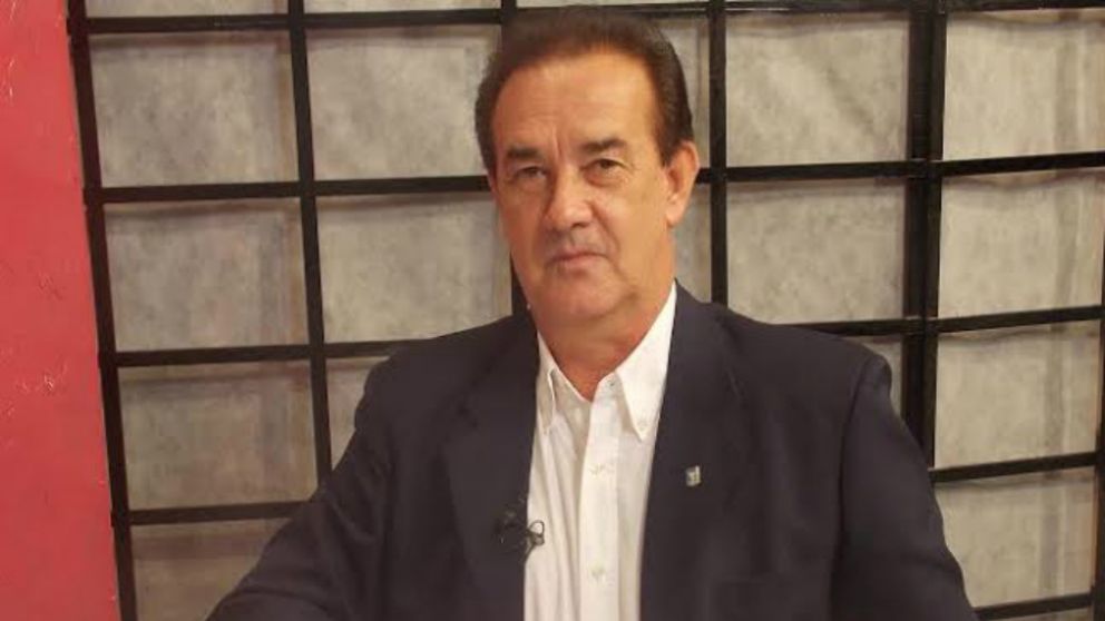 Escandalosa campaña de político con bailarinas semidesnudas