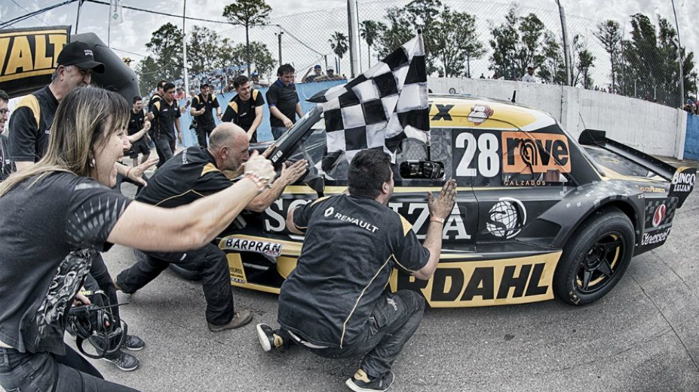 El equipo festejando con Spataro en boxes (Renault Sport).