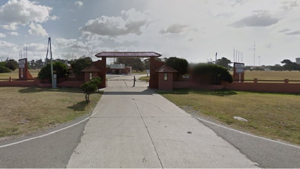 El frente de la Base involucrada en la denucia. (Captura)